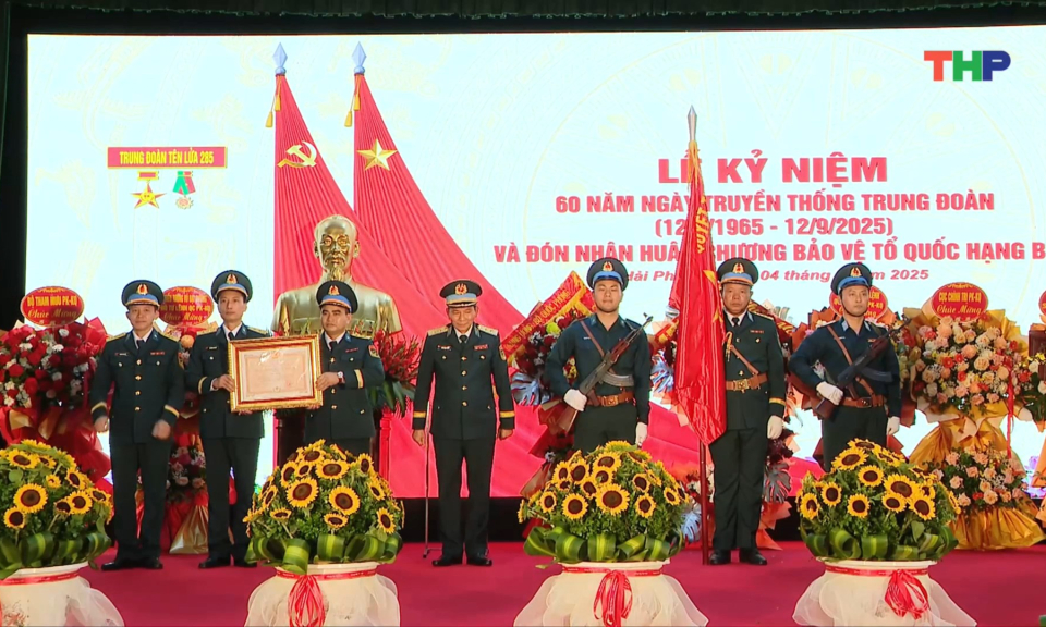 Trung đo&agrave;n T&ecirc;n lửa 285 đ&oacute;n nhận Hu&acirc;n chương Bảo vệ Tổ quốc hạng Ba