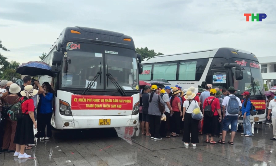 Người d&acirc;n phấn khởi tham quan Triển l&atilde;m th&agrave;nh tựu đất nước tr&ecirc;n những chuyến xe miễn ph&iacute;