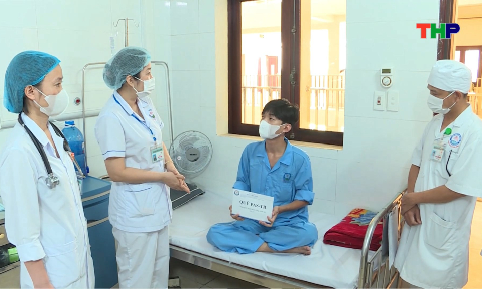 Tiếp sức nam sinh ngh&egrave;o chữa bệnh học tập