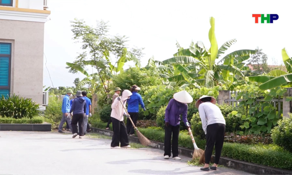 Ra quân tổng vệ sinh môi trường chào mừng Đại hội Đảng bộ thành phố 