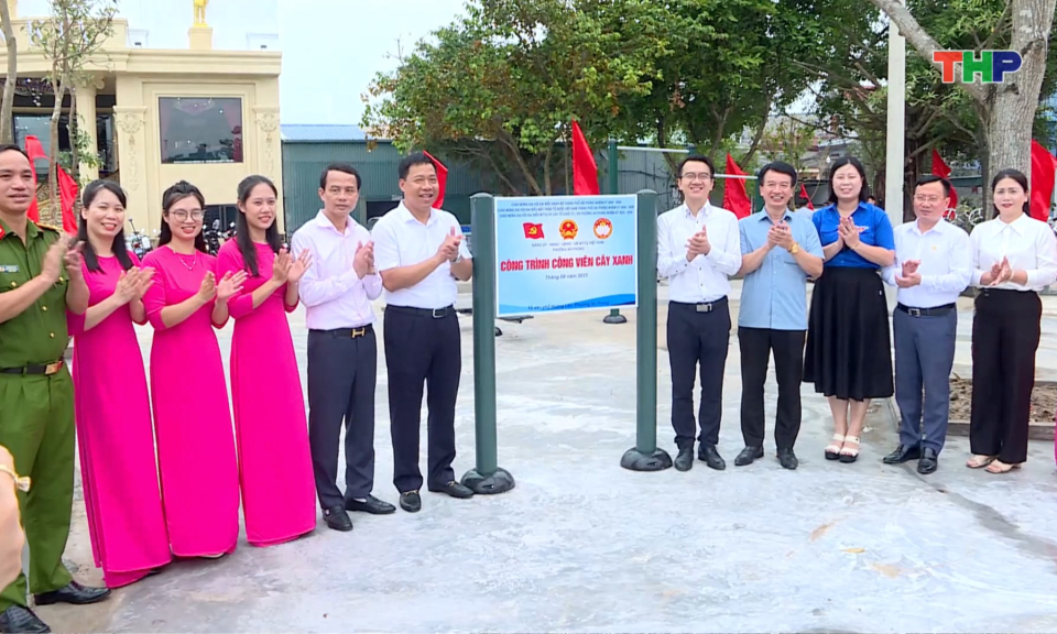 Gắn biển công trình chào mừng Đại hội Đảng bộ thành phố