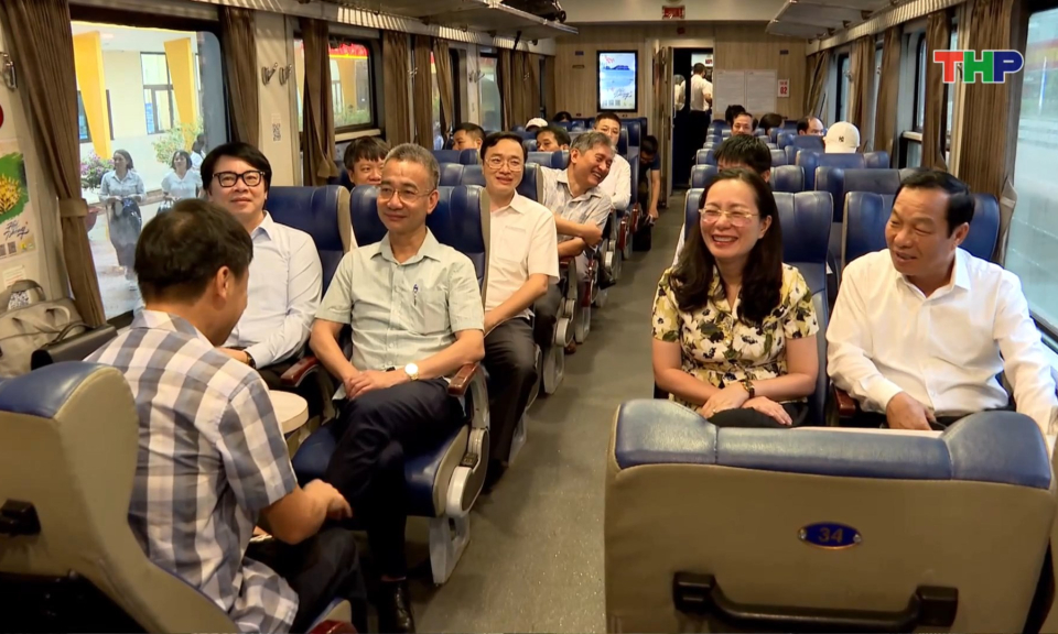 Ngày đầu vận hành chuyến tàu đưa đón cán bộ, công chức, viên chức sang Đông Hải Phòng làm việc 