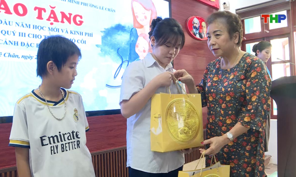 Phụ nữ Việt: Ph&aacute;t huy vai tr&ograve; của phụ nữ trong c&ocirc;ng t&aacute;c an sinh x&atilde; hội