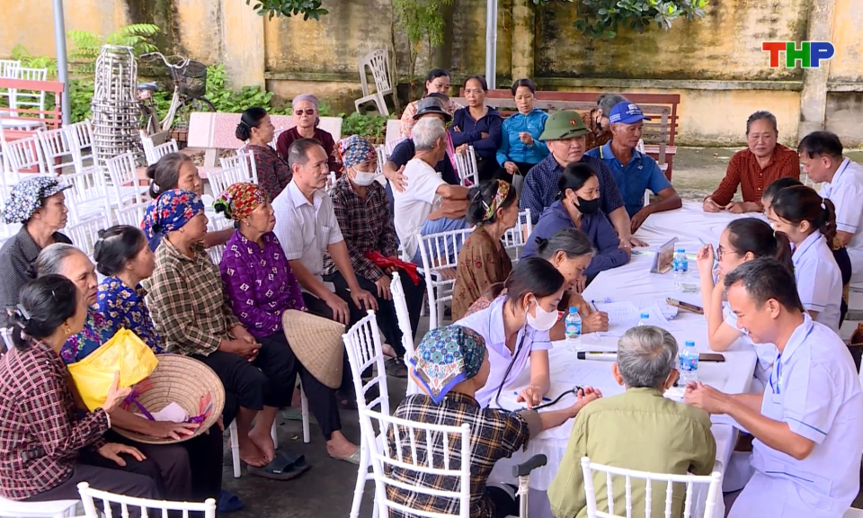 Kh&aacute;m sức khỏe định kỳ cho người cao tuổi  