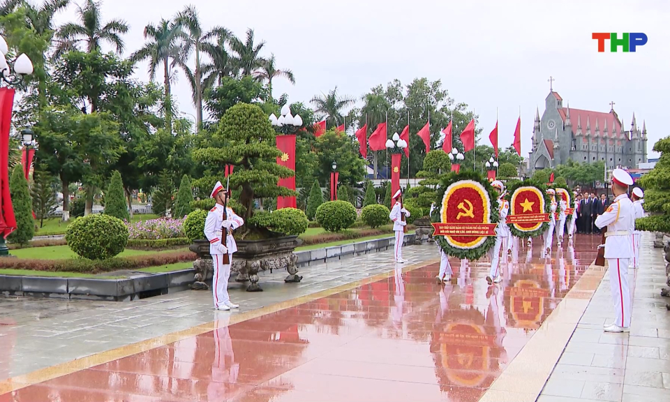 D&acirc;ng hương tưởng niệm c&aacute;c Anh h&ugrave;ng liệt sĩ 