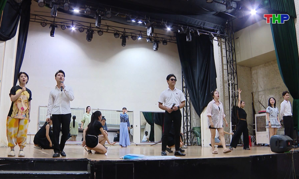 Sẵn s&agrave;ng cho chương tr&igrave;nh nghệ thuật ch&agrave;o mừng Đại hội Đảng bộ th&agrave;nh phố