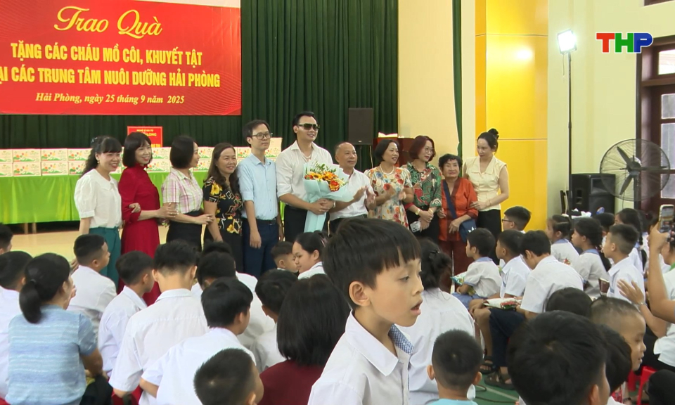 Tặng qu&agrave; Trung thu cho trẻ c&oacute; ho&agrave;n cảnh đặc biệt 