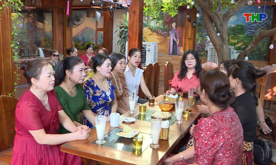 Phụ nữ Việt: Phụ nữ phát huy vai trò cầu nối gìn giữ truyền thống các dòng họ