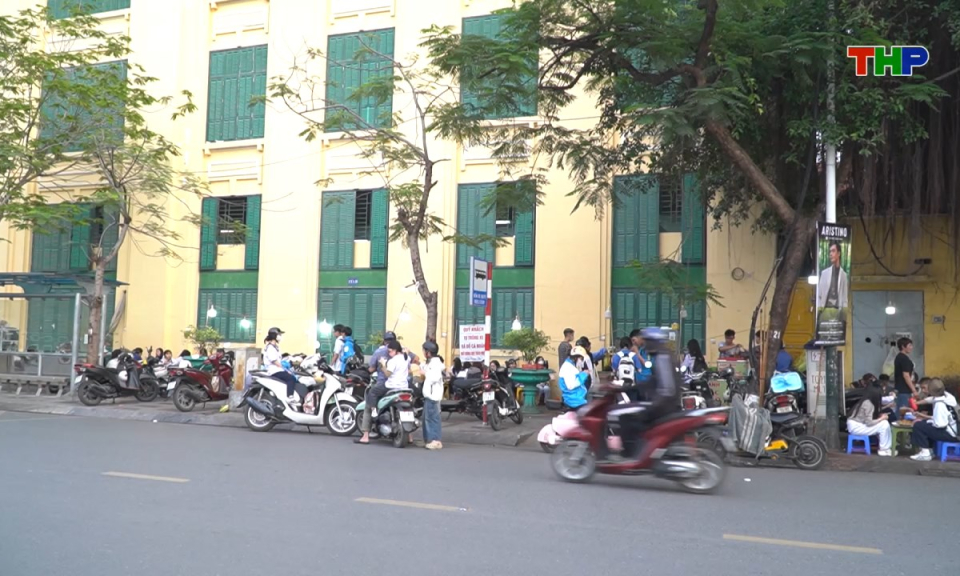 Pháp luật và cuộc sống: Nguy cơ mất an toàn thực phẩm trước cổng trường học
