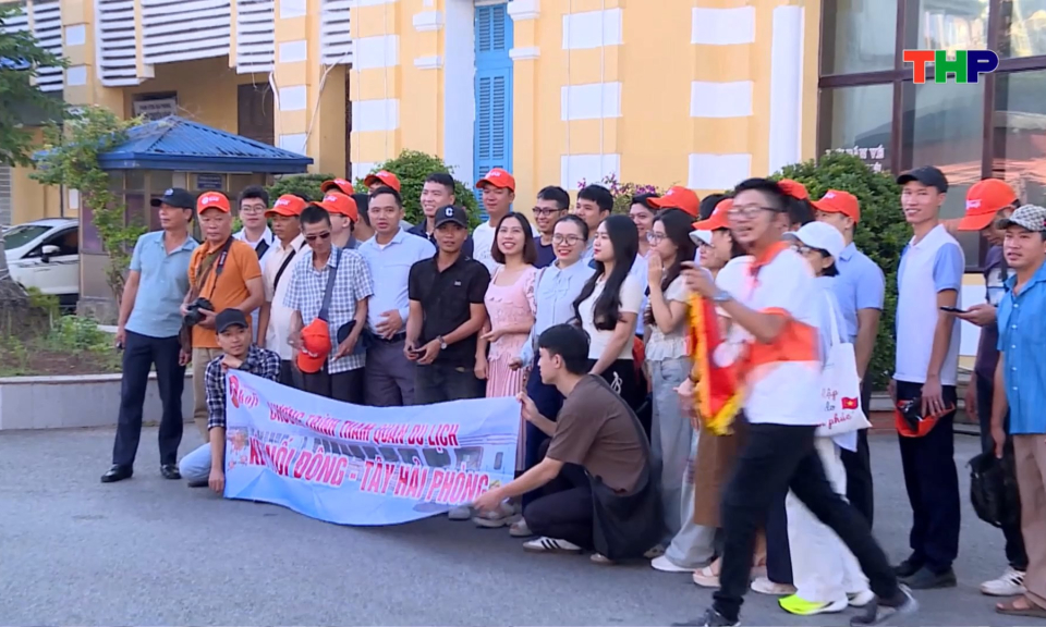 Ph&aacute;t triển du lịch nội đ&ocirc; th&ocirc;ng qua chuyến t&agrave;u kết nối Đ&ocirc;ng - T&acirc;y 