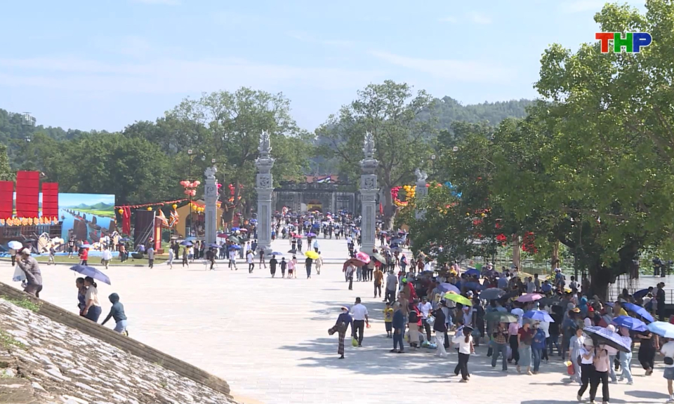 Hơn 32 vạn lượt kh&aacute;ch tham quan, chi&ecirc;m b&aacute;i trong dịp lễ hội C&ocirc;n Sơn - Kiếp Bạc 2025