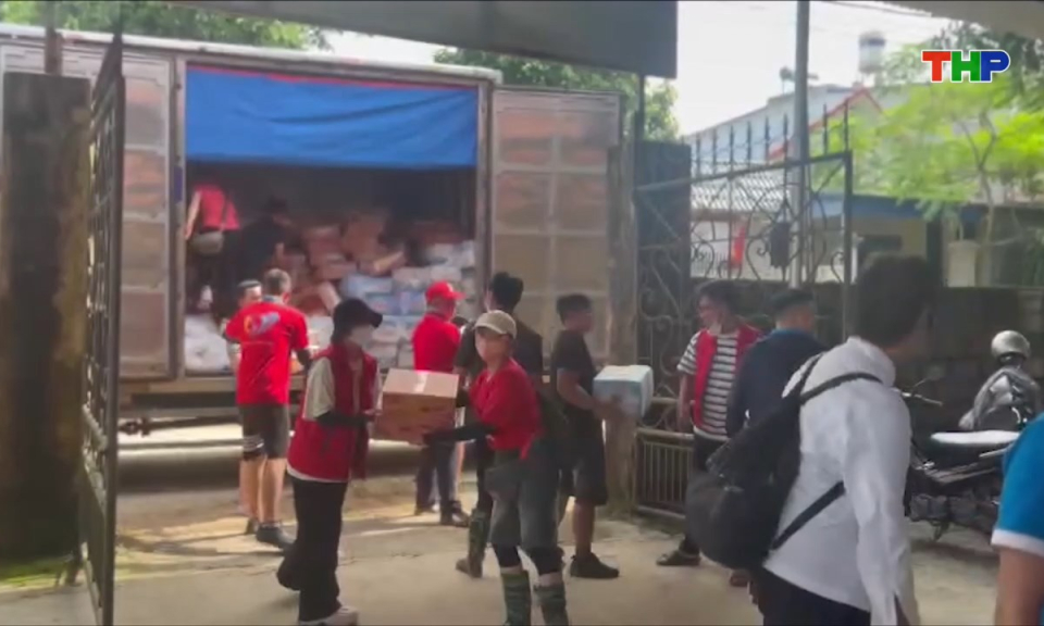 V&igrave; cộng đồng: T&igrave;nh người vượt b&atilde;o lũ