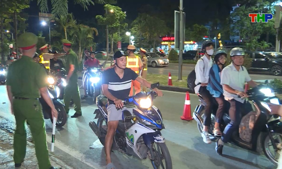 An toàn giao thông: Quy định về việc cảnh sát giao thông dừng xe để kiểm soát giao thông