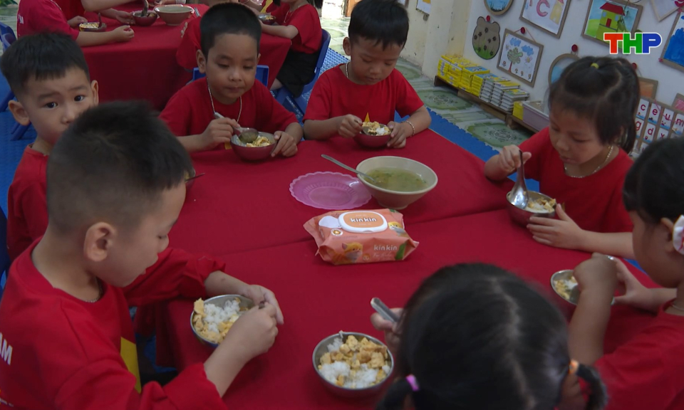 N&acirc;ng cao chất lượng bữa ăn b&aacute;n tr&uacute; cho học sinh