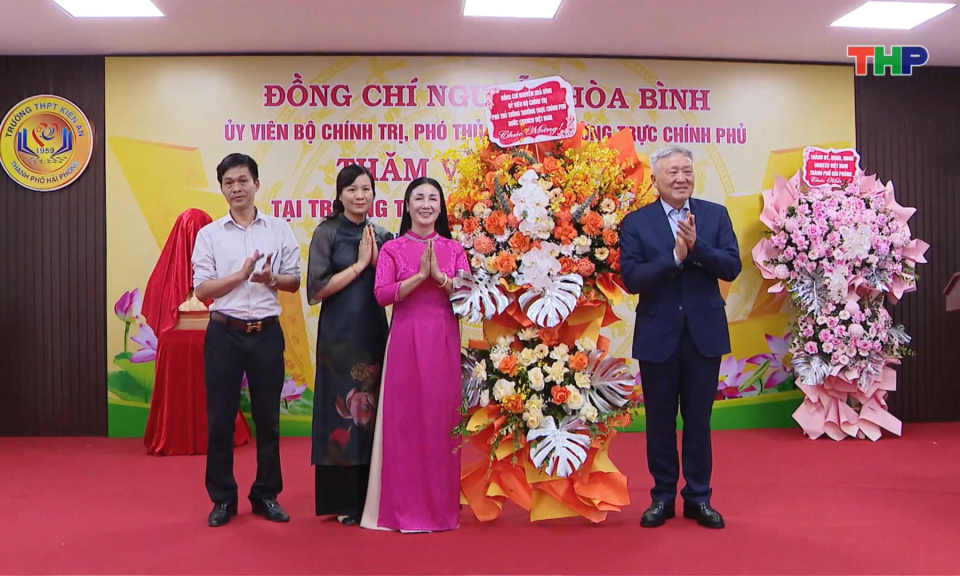 Phó Thủ tướng Thường trực Chính phủ Nguyễn Hòa Bình tặng Trường THPT Kiến An phòng học thông minh