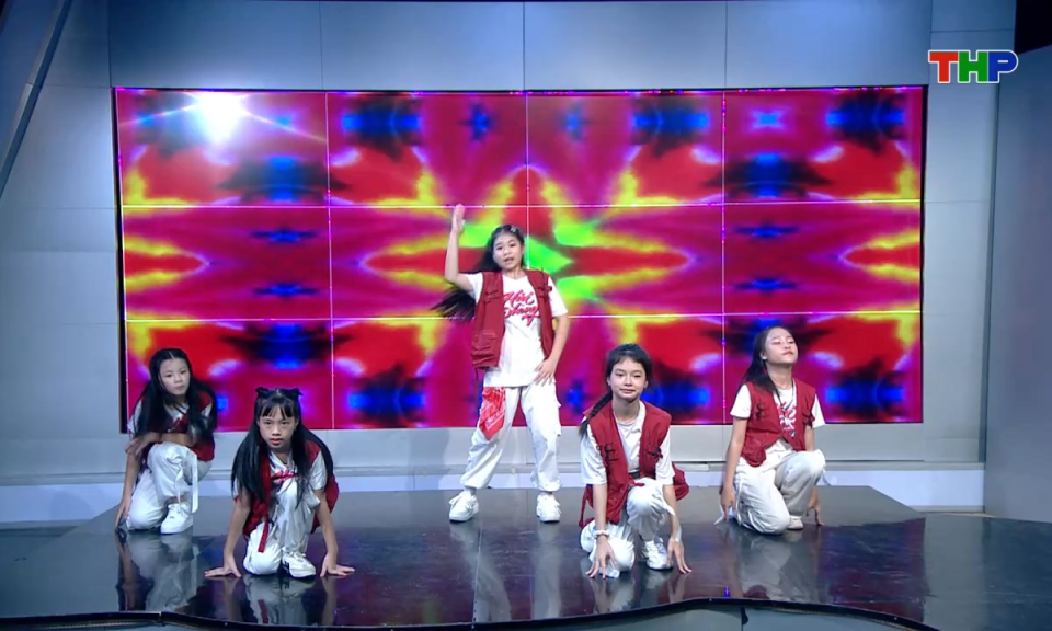 Lăng kính tuổi hoa: Vũ điệu tuổi thơ