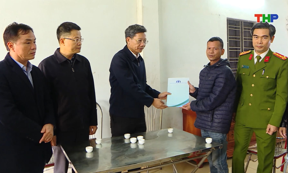 Thăm, tặng qu&agrave; nạn nh&acirc;n v&agrave; gia đ&igrave;nh nạn nh&acirc;n bị tai nạn giao th&ocirc;ng