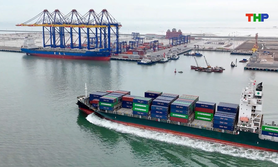 Ho&agrave;n th&agrave;nh vượt mức dự to&aacute;n thu ph&iacute; hạ tầng cảng biển