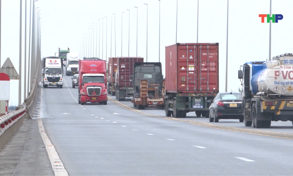 Nguy cơ mất an to&agrave;n giao th&ocirc;ng tr&ecirc;n tuyến đường T&acirc;n Vũ - Lạch Huyện