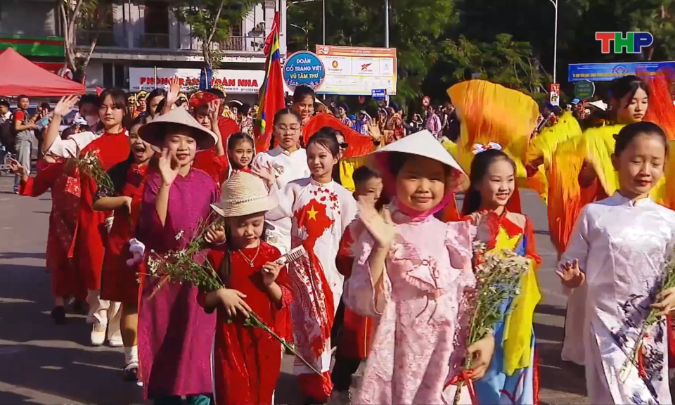 Ấn tượng tr&igrave;nh diễn diễu h&agrave;nh t&ocirc;n vinh &aacute;o d&agrave;i Việt Nam