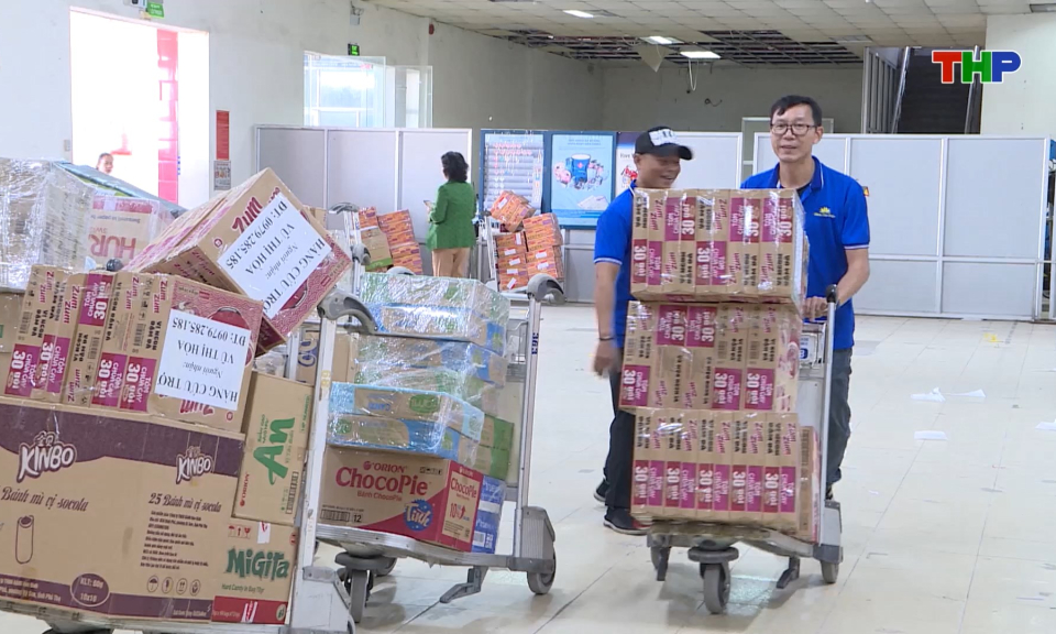 Chung tay hỗ trợ người d&acirc;n v&ugrave;ng thi&ecirc;n tai khắc phục hậu quả mưa lũ