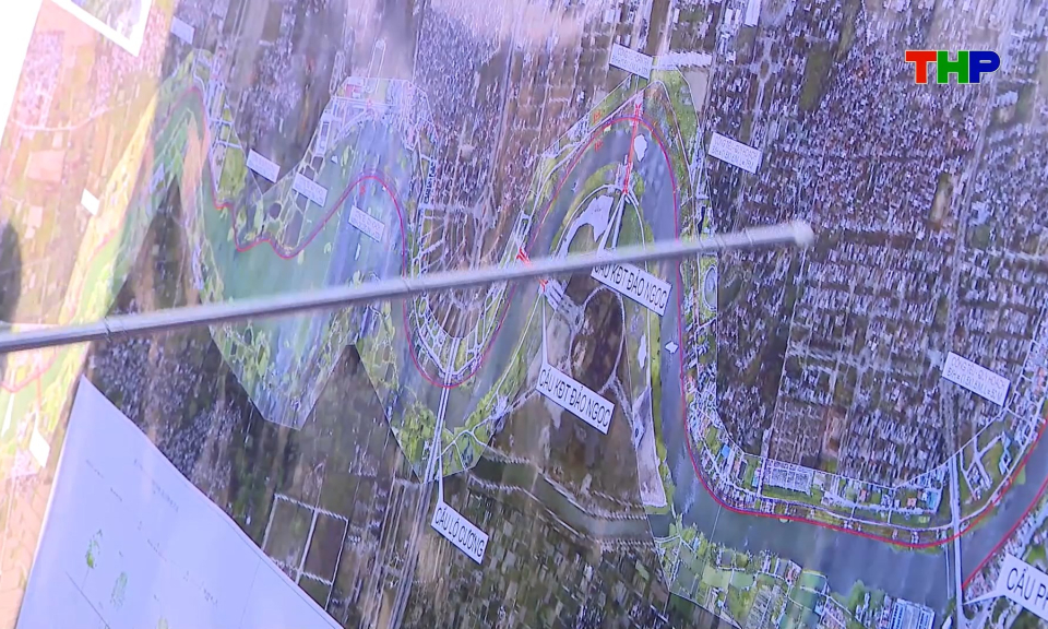 Đồng ch&iacute; B&iacute; thư Th&agrave;nh ủy kiểm tra thực địa một số tuyến đ&ecirc; xung yếu