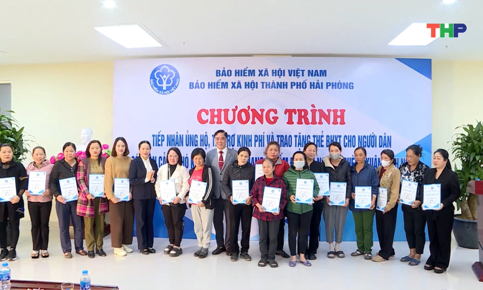 Tặng thẻ bảo hiểm y tế cho người c&oacute; ho&agrave;n cảnh kh&oacute; khăn