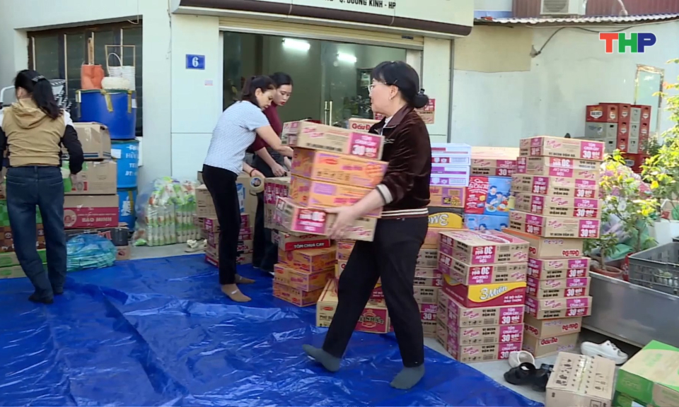 Chung tay ủng hộ người dân vùng lũ