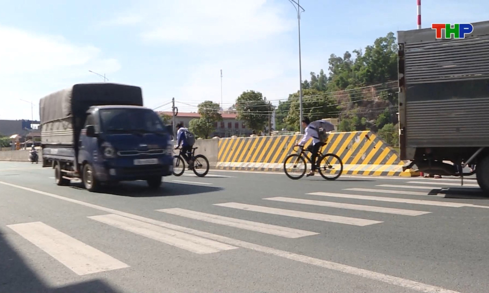 Tiềm ẩn nguy cơ mất an toàn giao thông trên quốc lộ 10