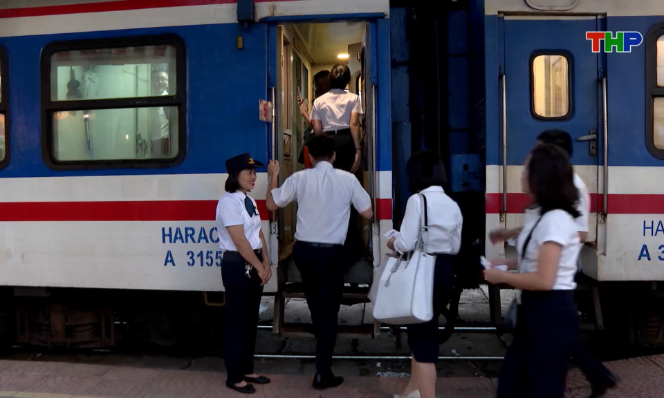 Chuyến t&agrave;u T&acirc;y - Đ&ocirc;ng Hải Ph&ograve;ng phục vụ hơn 16 ngh&igrave;n lượt kh&aacute;ch trong th&aacute;ng 11