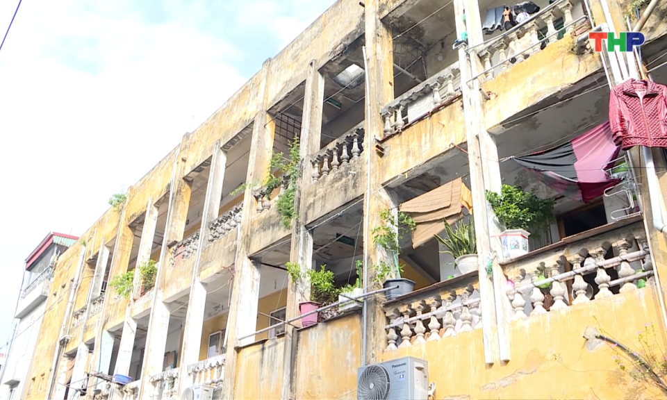 Nguy cơ mất an toàn từ các chung cư cũ xuống cấp