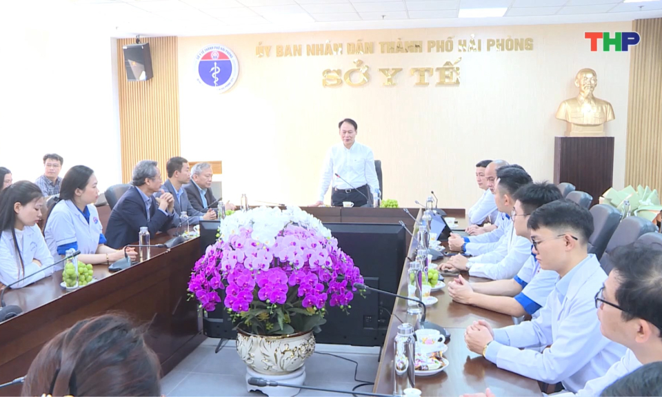 Hỗ trợ khám chữa bệnh, cấp thuốc miễn phí cho bà con vùng lũ