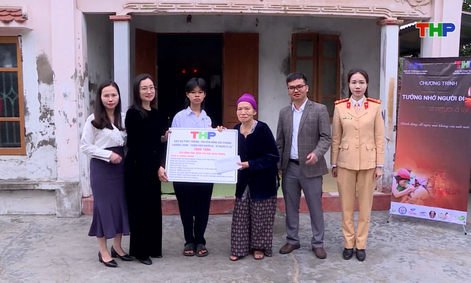 Thăm hỏi, trao quà nạn nhân bị tai nạn giao thông 