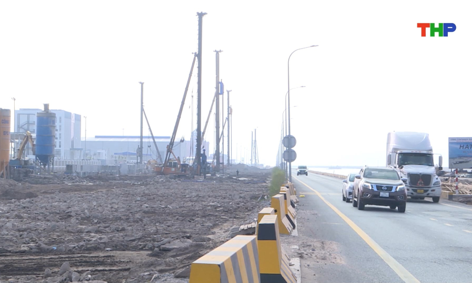 Tập trung thi công tuyến đường sau cảng