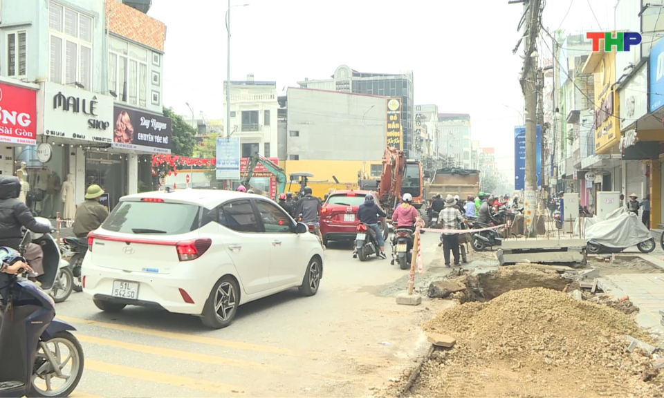 Gấp rút thi công cải tạo hè, đường các tuyến phố