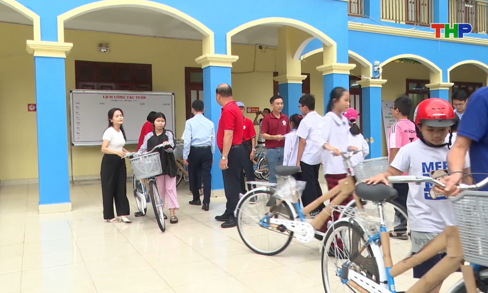 Trao xe đạp - C&ugrave;ng em đến trường