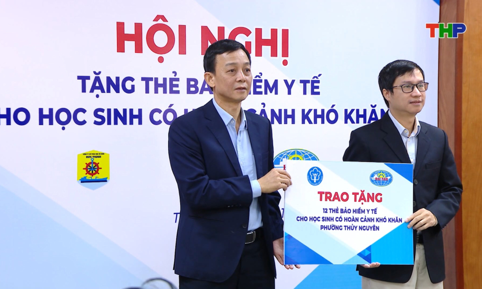 Tặng thẻ bảo hiểm y tế cho ho&agrave;n cảnh kh&oacute; khăn