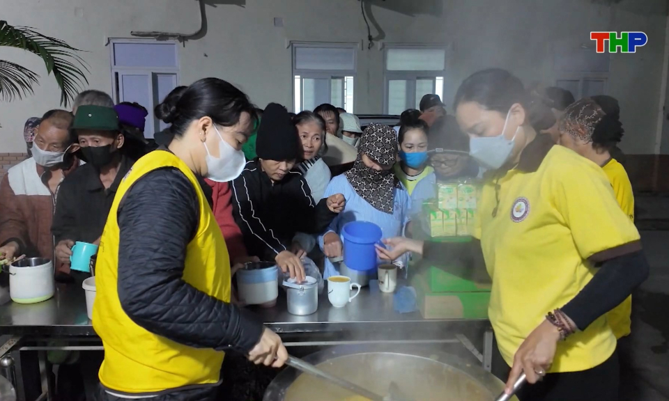 Ấm &aacute;p những suất ch&aacute;o miễn ph&iacute; d&agrave;nh tặng người bệnh