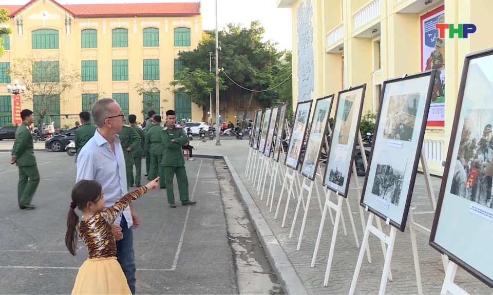 Triển l&atilde;m ảnh, tư liệu &ldquo;Vang m&atilde;i kh&uacute;c qu&acirc;n h&agrave;nh&rdquo;