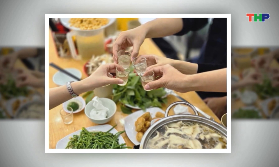 Cảnh b&aacute;o ngộ độc rượu dịp cuối năm