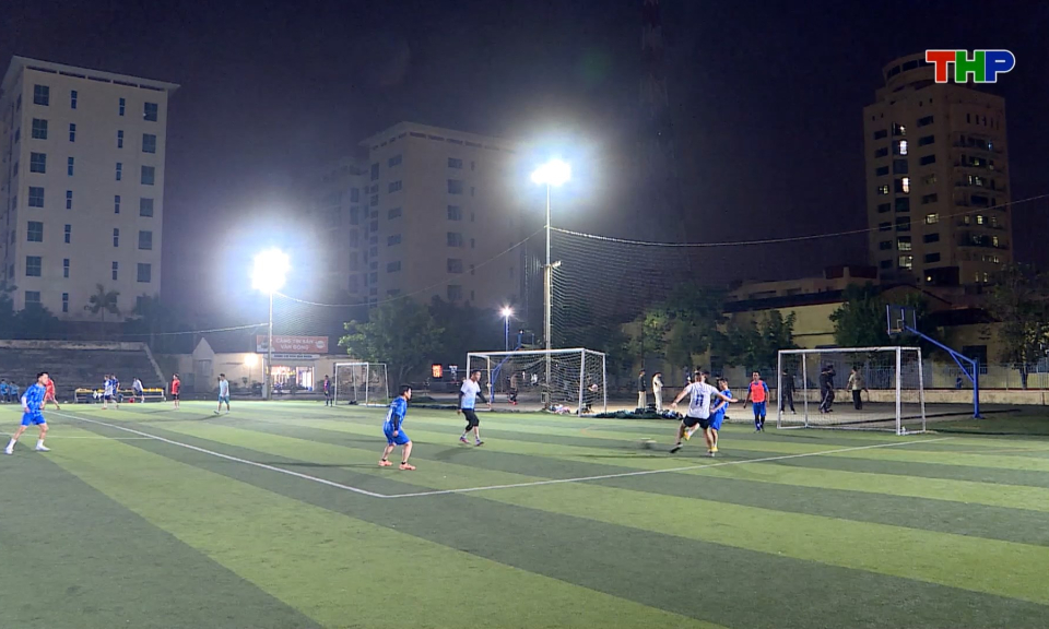 Giao hữu b&oacute;ng đ&aacute; ch&agrave;o mừng th&agrave;nh c&ocirc;ng Đại hội C&ocirc;ng đo&agrave;n th&agrave;nh phố