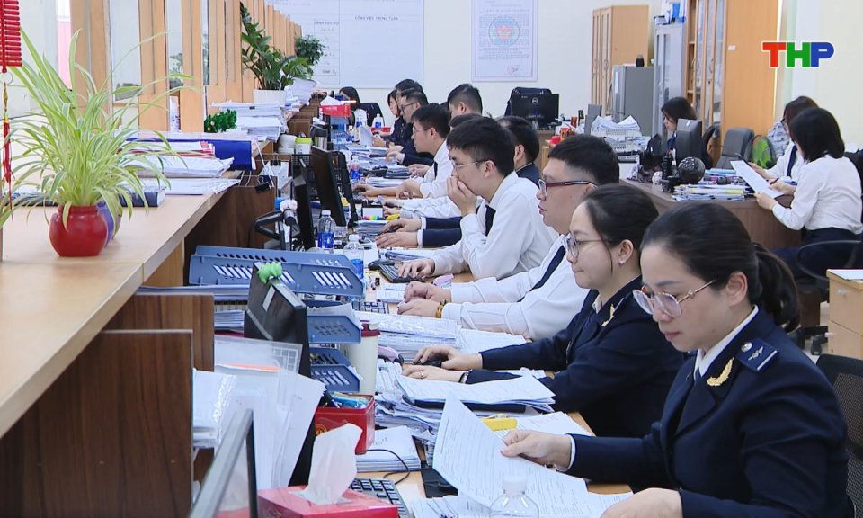 Tạp ch&iacute; kinh tế: Chạy nước r&uacute;t để vượt thu ng&acirc;n s&aacute;ch năm 2025