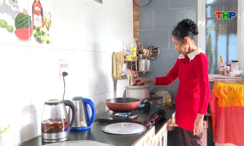 Ng&agrave;y nữa để y&ecirc;u thương: Đ&ocirc;i vai gầy trĩu nặng