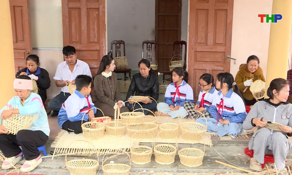 Lăng k&iacute;nh tuổi hoa: Thiếu nhi với m&acirc;y tre đan