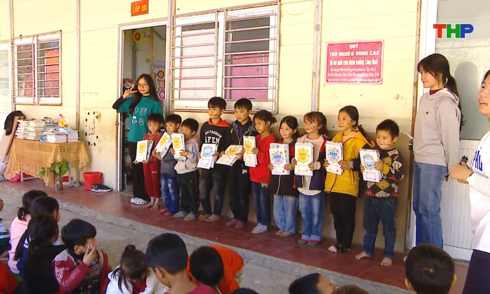 Lăng k&iacute;nh tuổi hoa: Thi&ecirc;n Thanh trao y&ecirc;u thương