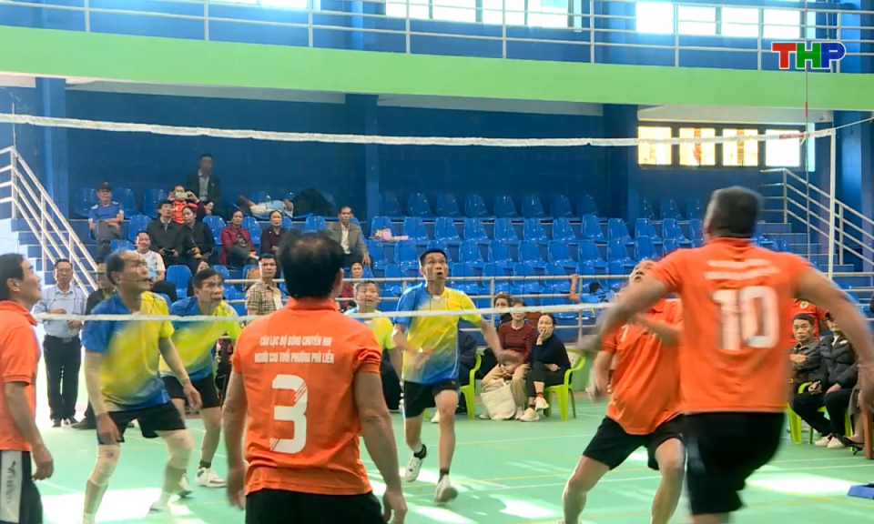 Cận cảnh: S&ocirc;i nổi s&acirc;n chơi thể thao người cao tuổi