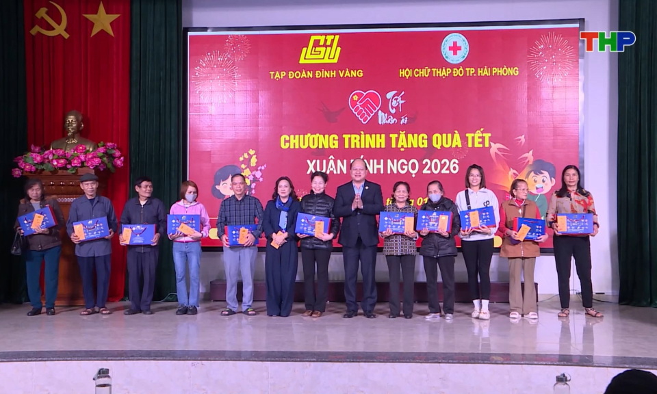 Trao qu&agrave; Tết cho c&aacute;c ho&agrave;n cảnh kh&oacute; khăn