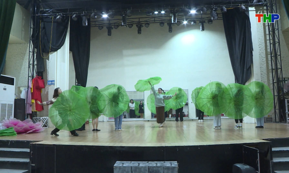 Chuẩn bị chương tr&igrave;nh nghệ thuật ch&agrave;o mừng th&agrave;nh c&ocirc;ng Đại hội XIV của Đảng