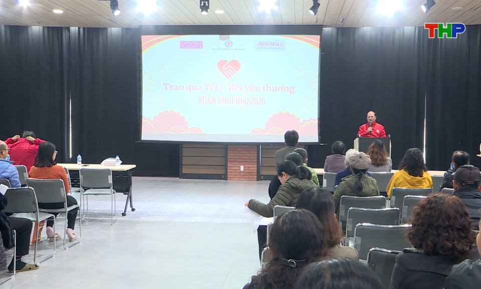 Trao qu&agrave; Tết cho ho&agrave;n cảnh kh&oacute; khăn