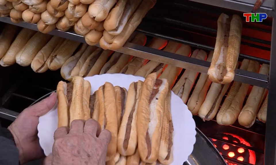 Ẩm thực: B&aacute;nh m&igrave; cay - M&oacute;n qu&agrave; đất Cảng